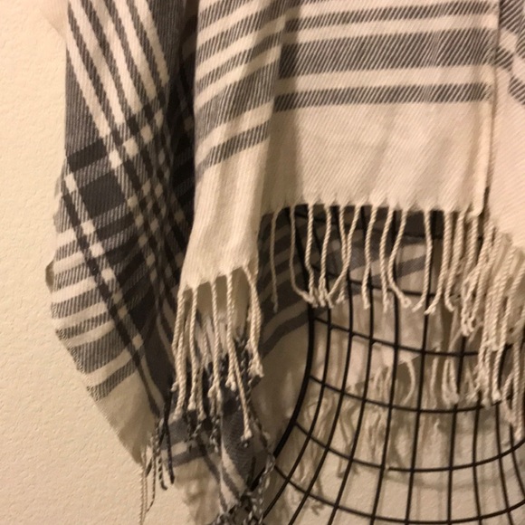 Hooded Poncho - Picture 2 of 5